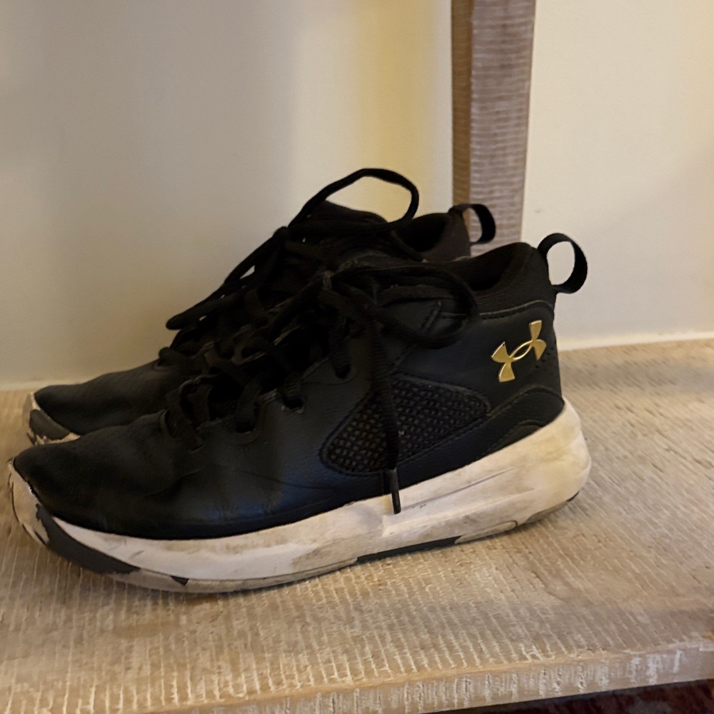 Boys Size 4 Under Armour Black basketball sneakers